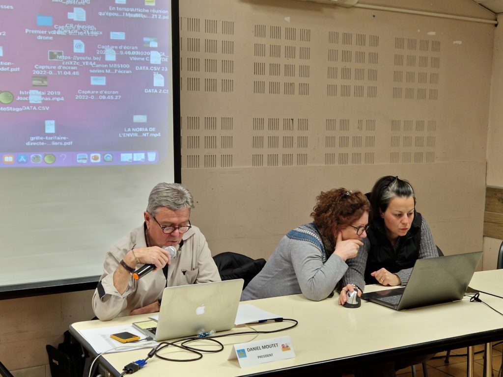 Réunion lors de l'Assemblée générale, avec prise parole de Daniel Moutet.