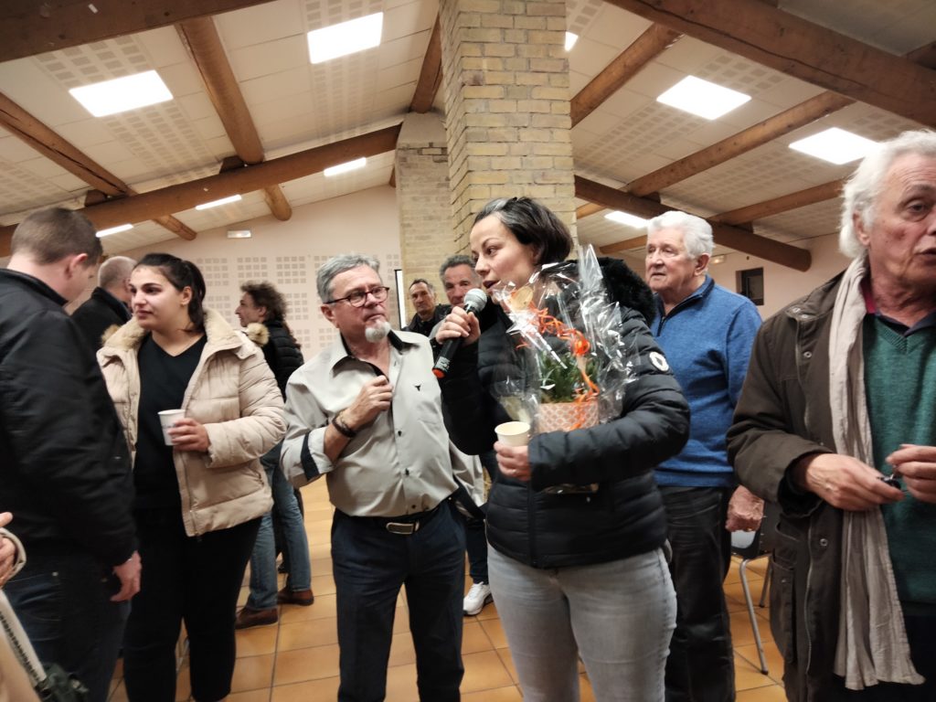 Aurélie Vidale, ex trésorière, reçoit des plantes pour son départ. 